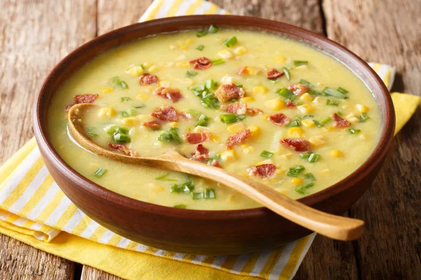 Вкусный овощной кукурузный суп с беконом крупным планом в миске . — стоковое фото