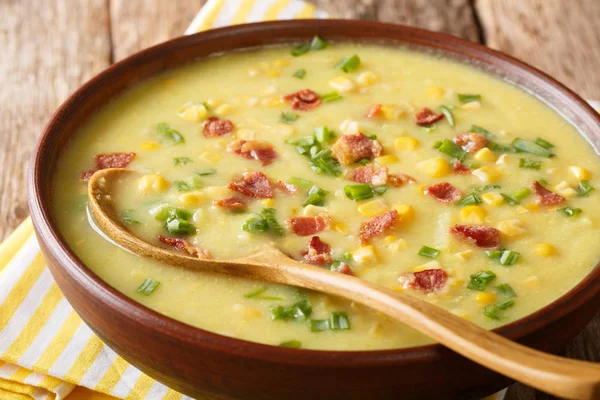 Подача кукурузного супа с картошкой, беконом и зеленым луком cl — стоковое фото