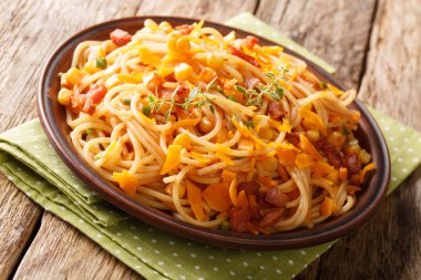 Domuz pastırmalı, mısırlı ve peynirli ev yapımı makarna.