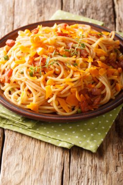 Pastırmalı, mısırlı ve peynirli spagetti..