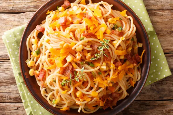 Spaghetti-Nudelsalat mit Speck, Mais und Mimolette-Käse — Stockfoto