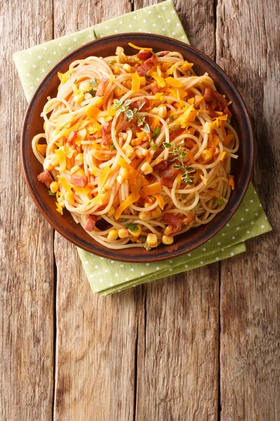 Heiße italienische Spaghetti mit Speck, Mais und Mimolette-Käse — Stockfoto
