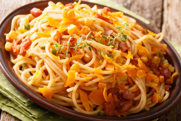 Горячие итальянские спагетти с беконом, кукурузой и сыром "Мимолетт" — стоковое фото