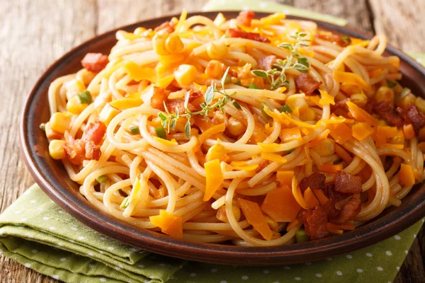 Салат из спагетти с беконом, кукурузой и сыром "Мимолетт" — стоковое фото