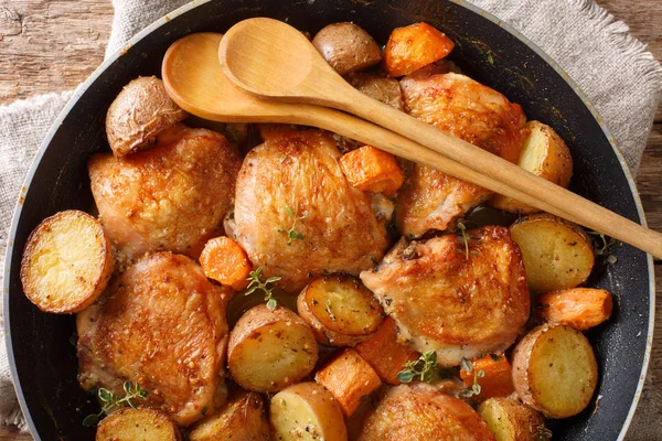 Baked chicken pieces with vegetables and herbs close-up in a pan — Stock Photo, Image