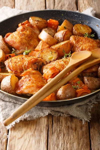 Rustieke stijl kippendijen gebakken met aardappelen, wortels, tijm — Stockfoto