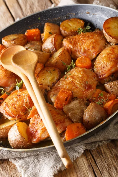 감자, 당근, 백리향을 곁들인 프랑스식구운 치킨 허벅지, — 스톡 사진