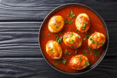 Güney Hint usulü körili yumurta tarifi bir tabakta yakın plan. ufuk
