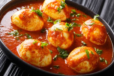 Baharatlı soslu körili yumurta tarifi tabakta yakın plan. yatay