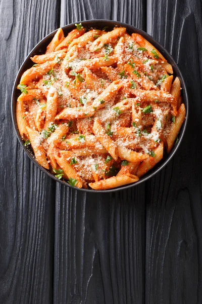 Macarrão tradicional saboroso alla vodka coberto com parmesão e pars — Fotografia de Stock