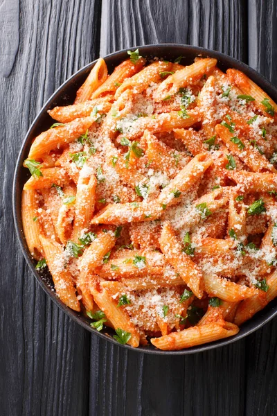 Pasta italiana penne allá vodka rematada con parmesano y perejil — Foto de Stock