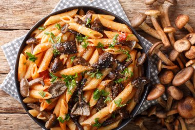 Kızarmış ballı, mantarlı, parmesanlı ve domatesli Rustik makarna.