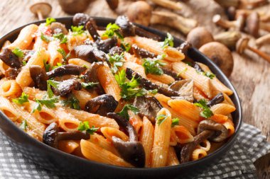 Kızarmış ballı, mantarlı ve domatesli makarna servis ediyorum.