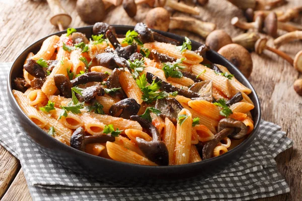 Kızarmış ballı, mantarlı, parmesanlı ve domatesli Rustik makarna.