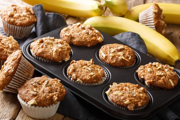 Muffins de nozes de banana recém-assados close-up em uma assadeira . — Fotografia de Stock