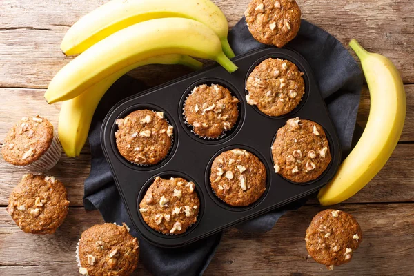 Muffins de nozes de banana recém-assados close-up em uma assadeira . — Fotografia de Stock