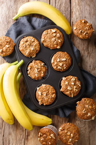 Gezond ontbijt banaan walnoot muffins close-up in een bakdis — Stockfoto