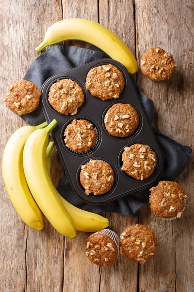 Vegetarische hausgemachte Bananen-Walnuss-Muffins in Nahaufnahme im Backofen — Stockfoto