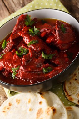 Junglee Maas zengin, koyu kırmızı, baharatlı bir keçi eti körisidir.