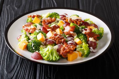 Brokoli, peynir, üzüm, pastırma, badem ve 