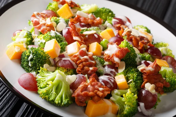 Broccoli salad with cheddar cheese, grapes, bacon, almonds and o — Stock Photo, Image