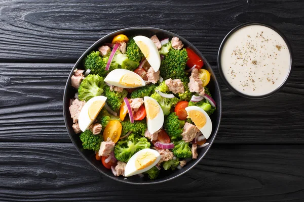 Dieta saludable ensalada de alimentos con atún, brócoli, tomates, cebollas y — Foto de Stock