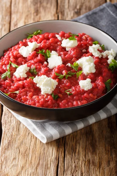 Orzotto italiano con remolachas, queso de cabra y hierbas de primer plano en un — Foto de Stock