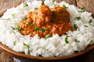 Parsi Dhansak tavuğu, mercimek ve baharatlı pirinç g ile servis edilir.