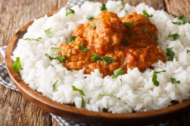 Geleneksel Hint Dhansak Tavuğu, mercimek ve baharatla servis edilir.