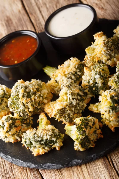 Brócoli panificado al horno con parmesano servido con salsas. Vertica — Foto de Stock