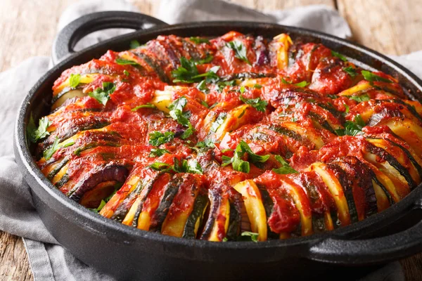 Śródziemnomorski pieczone różne warzywa w sosie pomidorowym zbliżenie — Zdjęcie stockowe