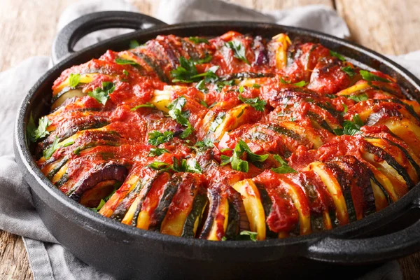 Mediterran gebackenes Gemüse in Tomatensauce aus nächster Nähe — Stockfoto