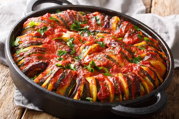 Calabacín al horno, patatas, berenjenas y cebollas en salsa de tomate cl —  Fotos de Stock