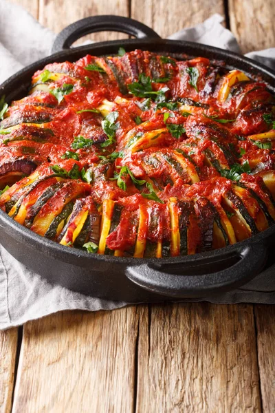 Vegetarian baked vegetable mix in tomato sauce close-up. vertica — Stock Photo, Image