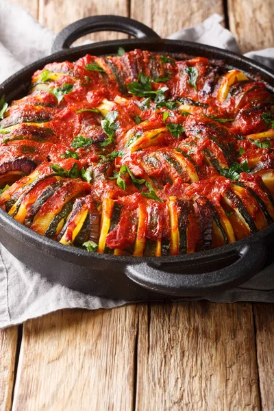 Miscela vegetale al forno vegetariana in salsa di pomodoro primo piano. Vertica — Foto Stock