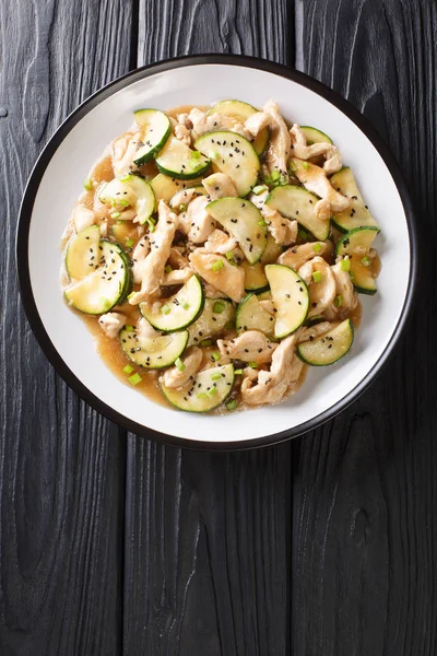 Dieet kipfilet met courgette in pittige saus close-up op een p — Stockfoto