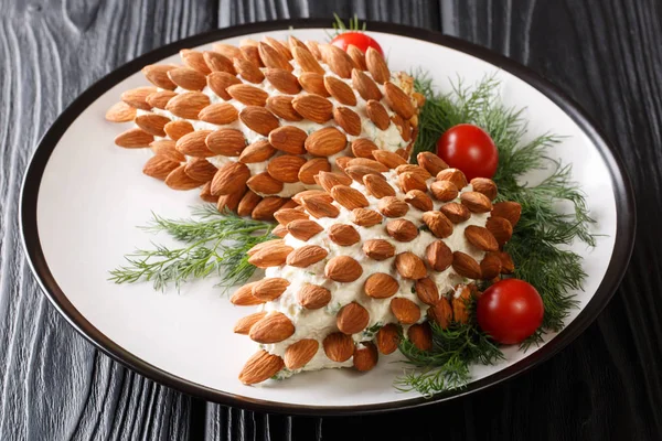 Salada festiva com amêndoas na forma de cones de pinheiro close-up em — Fotografia de Stock