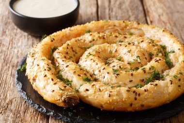 Ev yapımı borek (burek) turtası ve peynire yakın plan. yatay