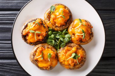 Kıyma ve çedar peyniri ile doldurulmuş mantar şampiyonları