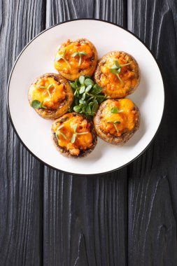 Kıyma ve çedar peyniri ile doldurulmuş mantarlar.