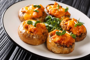 Kıyma ve peynirle doldurulmuş fırında mantar aperatifi.