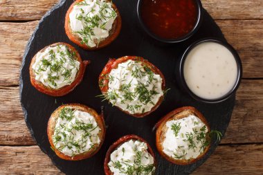 Domuz pastırmasına sarılı peynirli mantar soslu clo.