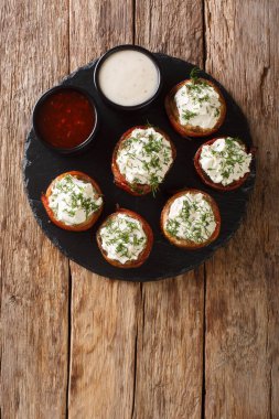 Pastırmaya sarılmış krem peynirle doldurulmuş mantarlar