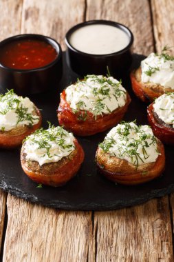 Pastırmaya sarılmış krem peynirle doldurulmuş mantarlar