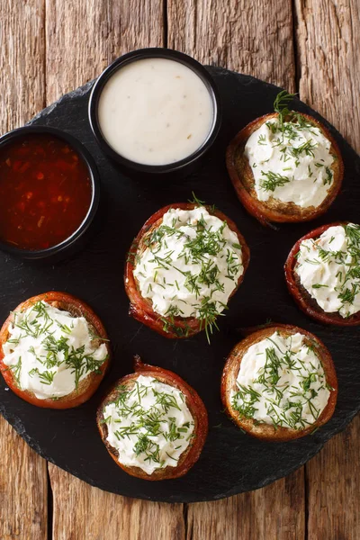 Champiñones calientes Portobello con relleno de crema envueltos en tocino ingenio — Foto de Stock