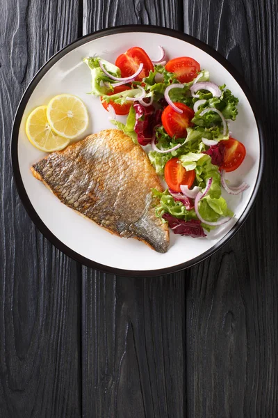 Filetto di pesce dorato fritto con contorno di insalata di verdure — Foto Stock
