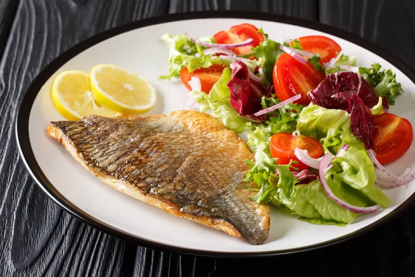 Finom sült dorádó hal filé friss zöldség saláta közel- — Stock Fotó