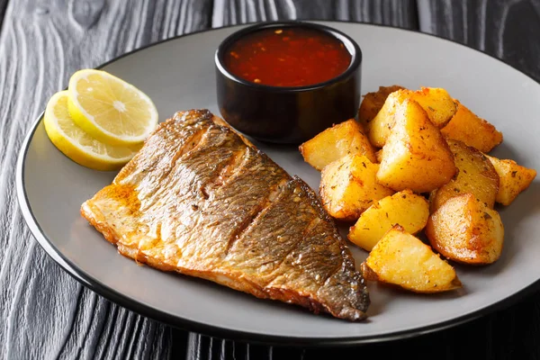 Вкусное жареное рыбное филе Дорадо с картофельным гарниром и соусами cl — стоковое фото