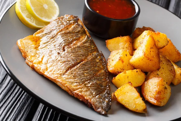 튀긴 금빛 머리 생선 국물 감자와 우 사우가 곁들인 요리 — 스톡 사진