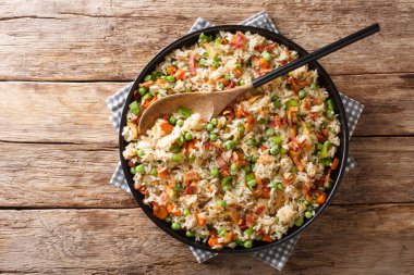 Sebzeli, otlu ve pastırmalı kızarmış pilav. 